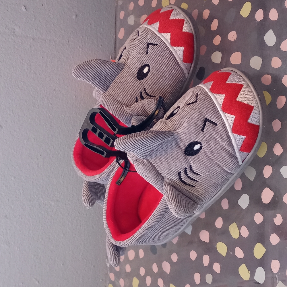 Wonder Nation Grey Kids Shark Slippers Size 11-12